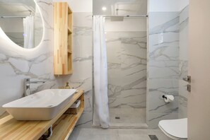 Shower, hydromassage showerhead, free toiletries, hair dryer - Villa D & J (Zakynthos)