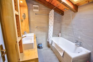 Bruser, hårtørrer, håndklæder, Toiletpapir