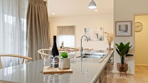 Interior - Brothers of Bright.. (Bright)