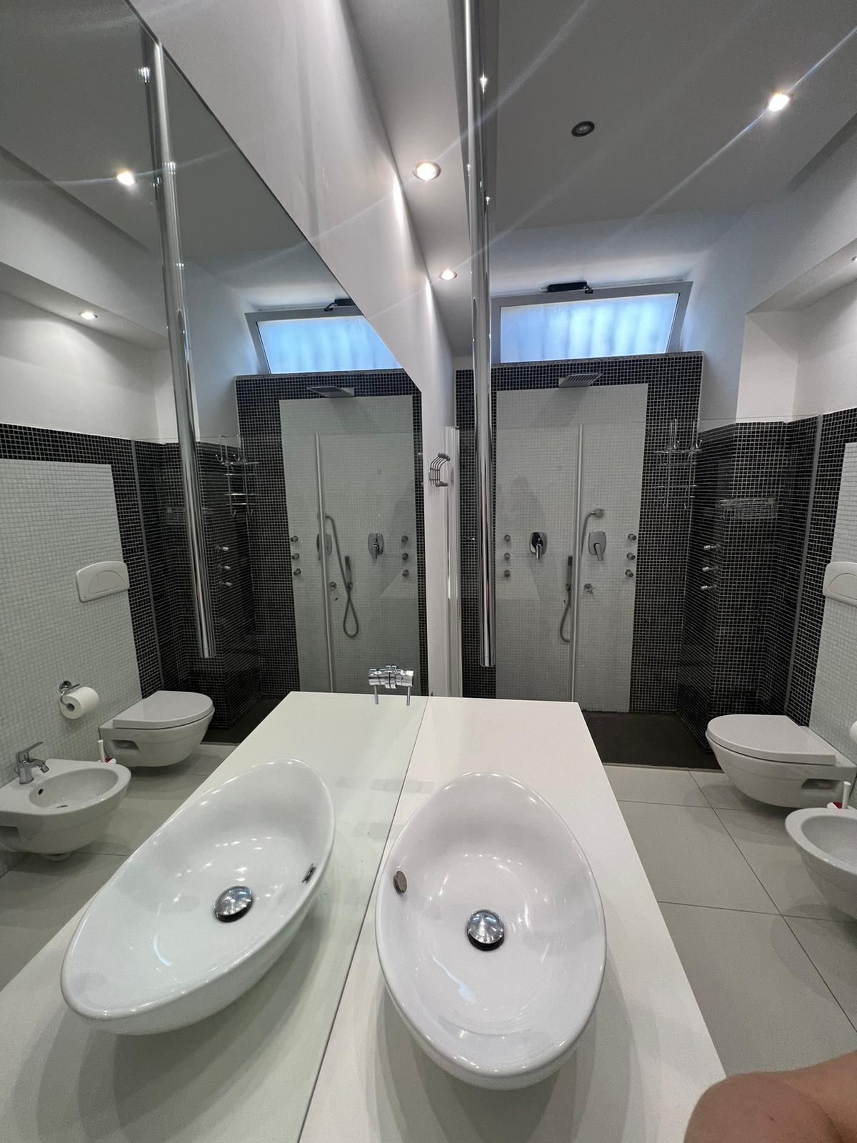 Dusche, Whirlpool, Bidet, Handtücher