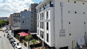 A hotel with a white facade and a sign reading "MAY ROYA ÇETİN HOTEL". - Mays Royal Hotel (Istanbul)