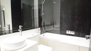 Apartment, 2 Queen Beds | Bathroom | Shower, hair dryer, towels - Modern Flat in South Kensington (London)