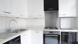 Apartment, 2 Queen Beds | Private kitchen | Fridge, microwave, oven, stovetop - Modern Flat in South Kensington (London)