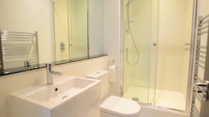 Apartamento, 2 camas Queen | Banheiro | Chuveiro, secador de cabelo, toalhas de banho 