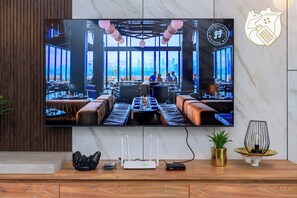 奢华公寓 | 起居区 | 55-英寸智能电视 (配备数码频道)、游戏机