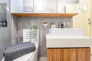 Luxury Apartment | Bathroom | Shower, rainfall showerhead, free toiletries, hair dryer - 2BR 6PAX Jacuzzi View at Arte MontKiara (Kuala Lumpur)