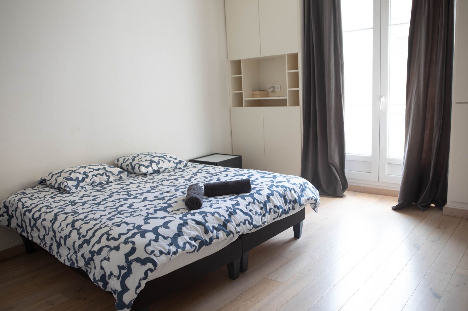 4 bedrooms, iron/ironing board, internet, bed sheets