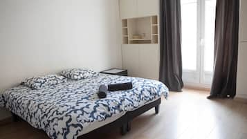 4 bedrooms, iron/ironing board, internet, bed sheets