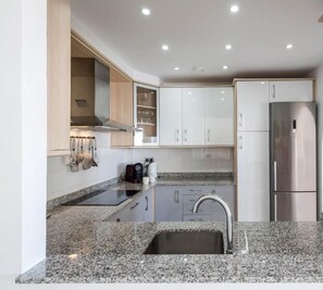 Køleskab, mikrobølgeovn, ovn, kogeplade