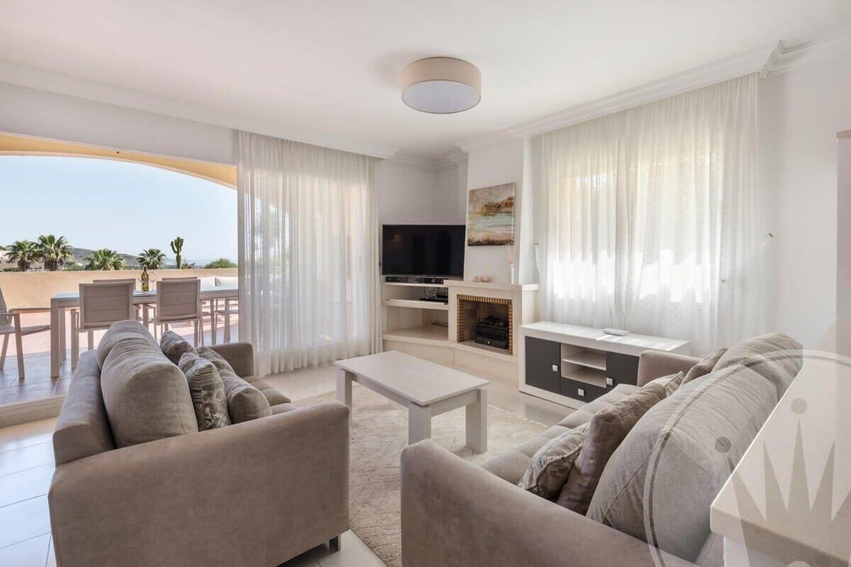 Una sala de estar moderna con un conjunto de sofá, un televisor y una chimenea.