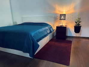 1 slaapkamer, een strijkplank/strijkijzer, wifi, beddengoed