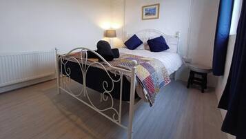 3 slaapkamers, een strijkplank/strijkijzer, gratis wifi, beddengoed