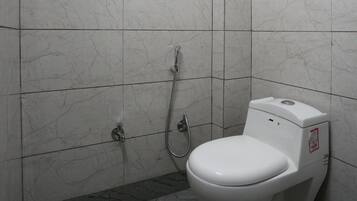 Habitación Deluxe doble | Baño | Albornoces, bidé, toallas y jabón