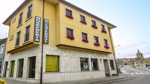 A yellow building with the sign "HOSPEDAL PUERTA CATEDRAL" indicating it is a hospital. - Hospedería Puerta de la Catedral (Ciudad Rodrigo)