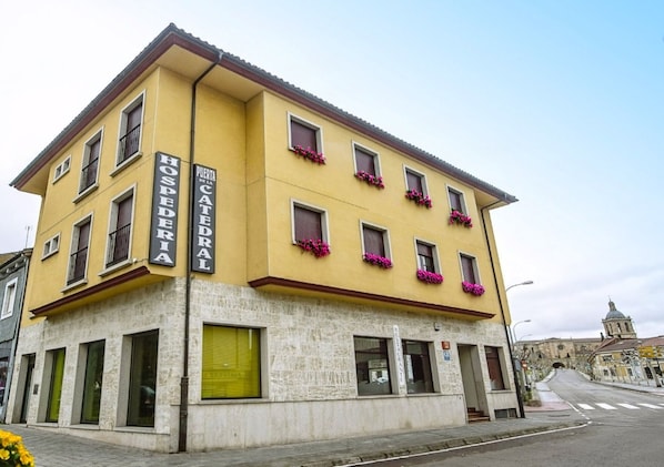 A yellow building with the sign "HOSPEDAL PUERTA CATEDRAL" indicating it is a hospital. - Hospedería Puerta de la Catedral (Ciudad Rodrigo)