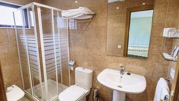 Habitación estándar, 2 camas individuales | Baño | Amenidades de baño gratuitas, secadora de cabello, toallas