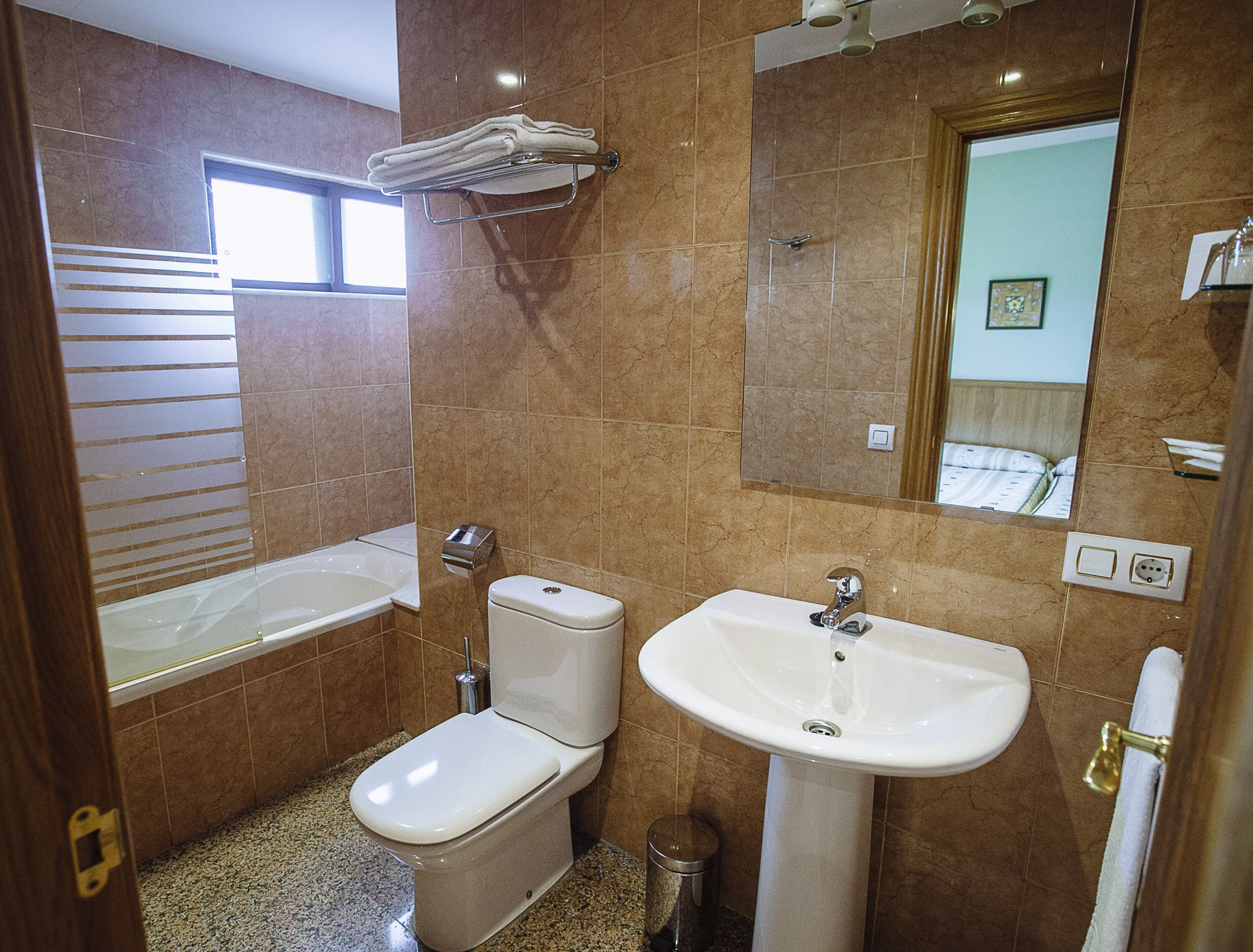 Standard Room, 2 Single Beds | Bathroom | Free toiletries, hair dryer, towels