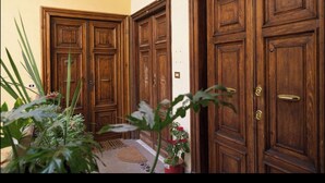 Una puerta de madera con pomo y cerradura de latón.