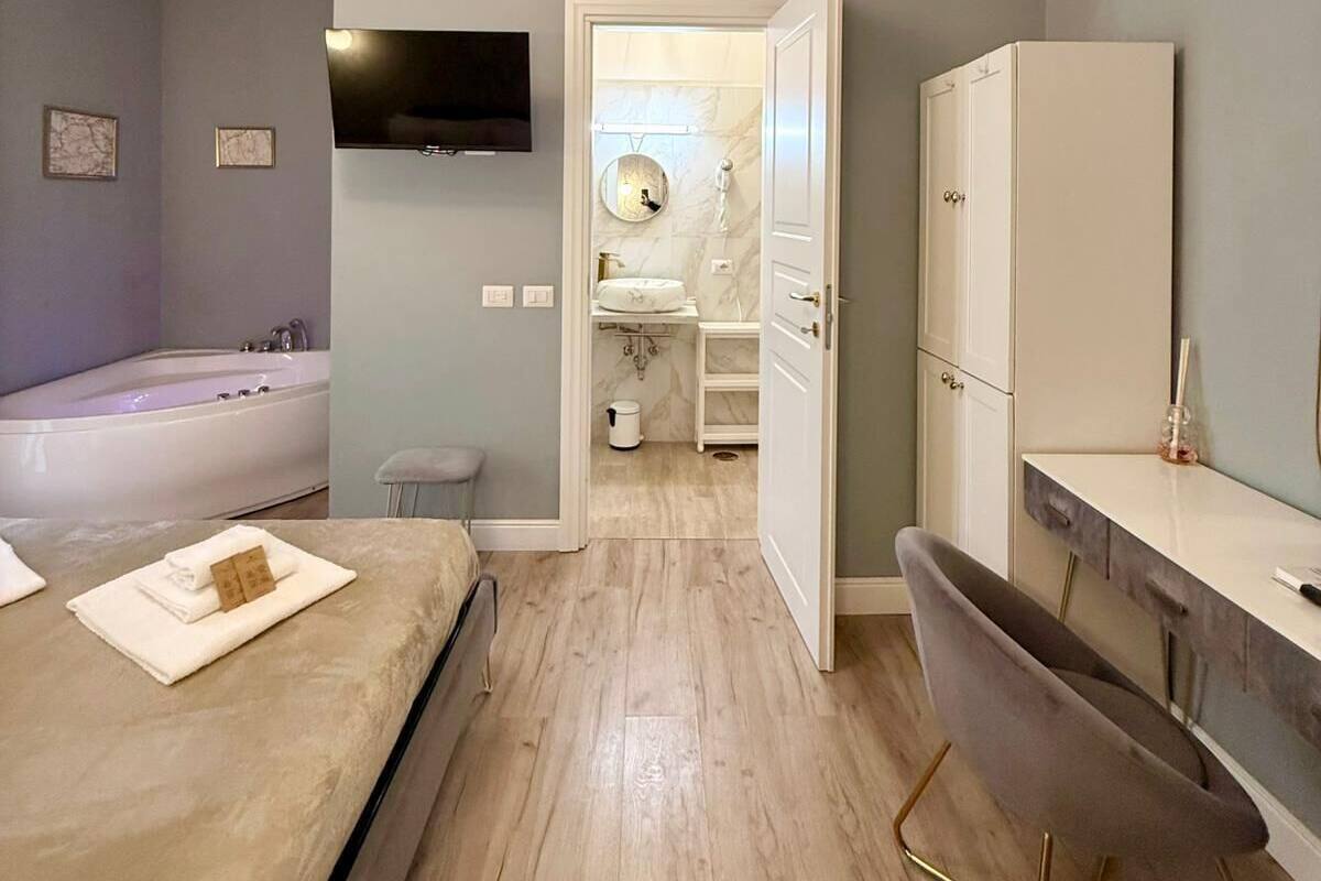 Ein modernes Badezimmer mit einer Badewanne, einem Spiegel und einer Toilette.