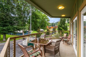 Outdoor dining - Midtown Bears Den (Gatlinburg)