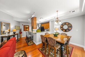 Dining - Midtown Bears Den (Gatlinburg)