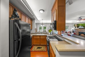Frigorifero, microonde, forno, piano cottura