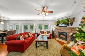 TV, fireplace - Midtown Bears Den (Gatlinburg)