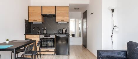 Comfort-Studiosuite | Eigene Kochnische | Kühlschrank, Ofen, Herdplatte, Espressomaschine