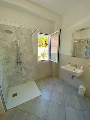 Family Room | Bathroom | Shower, rainfall showerhead, hair dryer, bidet - B&B Tigrillo  (Olbia)