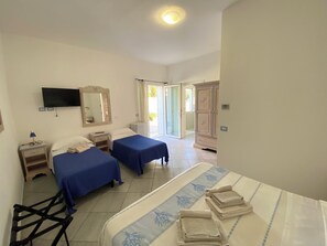 Family Room | Premium bedding, individually decorated, individually furnished, desk - B&B Tigrillo  (Olbia)