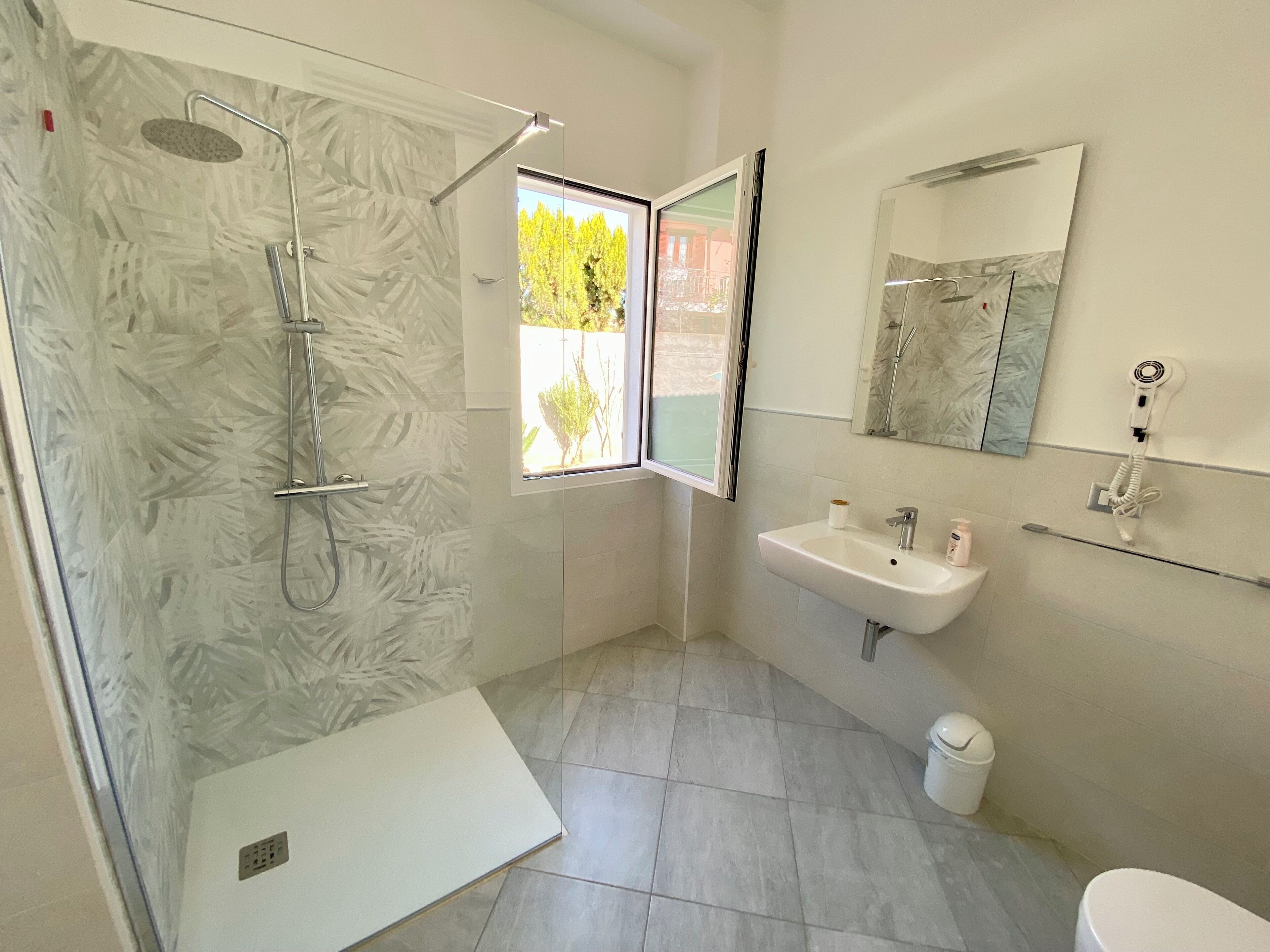 Familienzimmer | Badezimmer | Dusche, Regendusche, Haartrockner, Bidet
