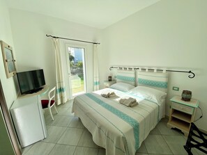 Deluxe Double or Twin Room | Premium bedding, individually decorated, individually furnished, desk - B&B Tigrillo  (Olbia)