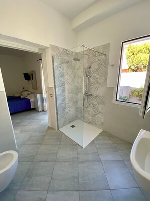 Family Room | Premium bedding, individually decorated, individually furnished, desk - B&B Tigrillo  (Olbia)