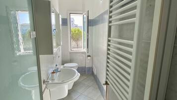 Deluxe-Doppel- oder -Zweibettzimmer | Badezimmer
