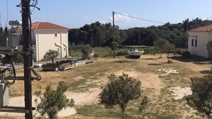 Um bairro residencial com uma casa, um barco e um pequeno jardim.