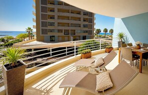 Outdoor dining - Lovely Beachfront Apartment With Aircon/wifi (Portimão)