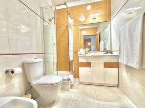 Shower, hair dryer, bidet, towels
