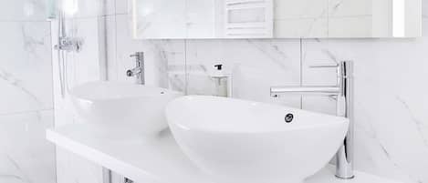 Suíte júnior, 1 cama King | Banheiro | Toalhas de banho, sabonete, papel higiênico