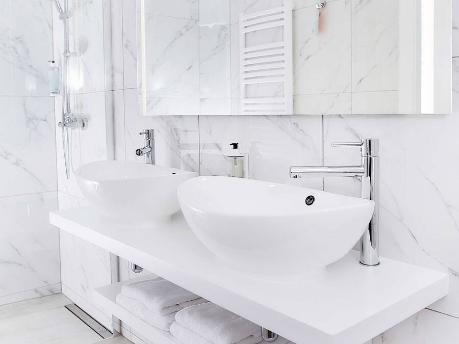 Suite Junior, 1 très grand lit | Salle de bain | Serviettes fournies, savon, papier toilette