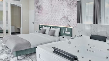 Junior Suite, 1 King Bed | Free cribs/infant beds, free WiFi, bed sheets