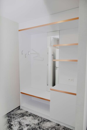 Habitación superior, 1 cama doble | Cunas gratuitas, wifi gratis, ropa de cama