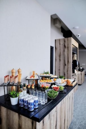 每日供应自助式早餐(每人 PLN 59). 郁金香酒店Zyrardow