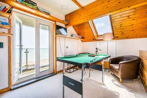 5 bedrooms, desk, Internet