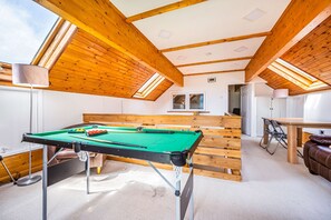 5 bedrooms, desk, Internet