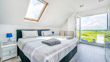 House | 5 bedrooms, desk, Internet