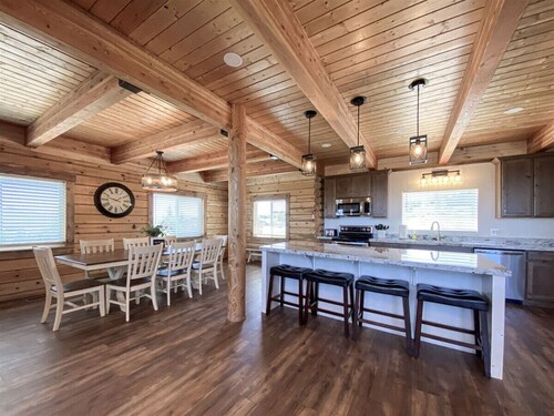 Nature Calls- New home, hot tub & Ideal Beach Pass