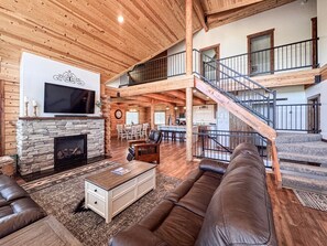 TV, fireplace - Nature Calls- New home, hot tub & Ideal Beach Pass (Garden City)