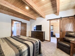 6 bedrooms, desk, iron/ironing board, travel crib