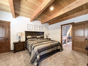 6 bedrooms, desk, iron/ironing board, WiFi