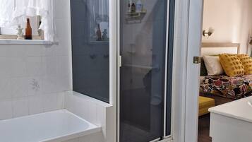 Milieuvriendelijke toiletartikelen, een haardroger, handdoeken, zeep